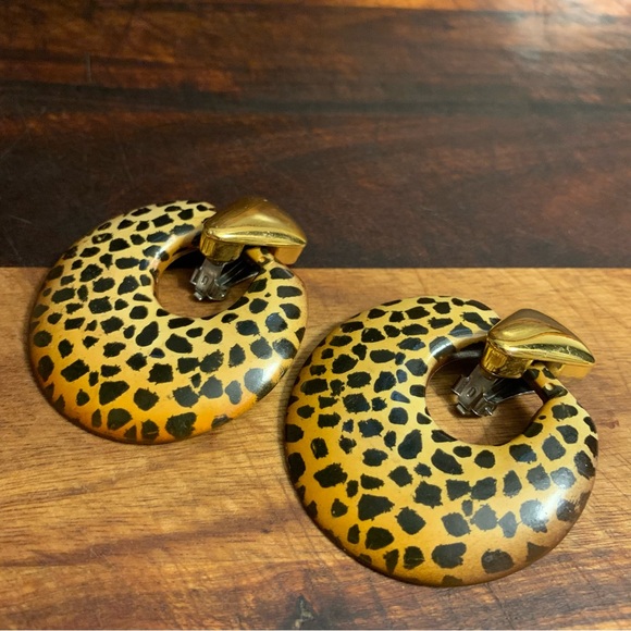1980’s Vintage Acrylic Cheetah Print Clip Ons - Picture 2 of 5